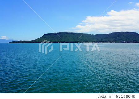 屋根の形をした屋島（香川県高松市） 69198049