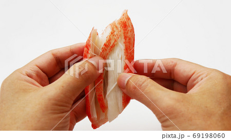かにかまを裂く手 69198060