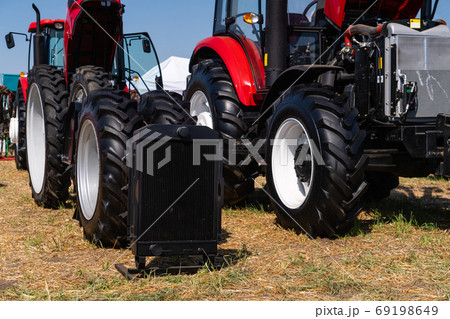 Tractor with spare parts Tractor with spare parts 69198649
