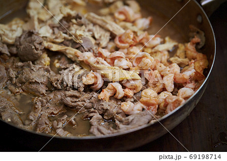 ほぐし肉の炒め物　調理中のフライパン 69198714