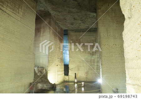 大谷資料館の地下空間　地下宮殿　地下迷宮　大谷石地下採掘場跡　巨大地下空間 69198743