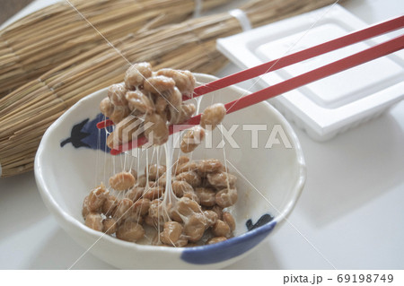 ワラ納豆とパック納豆　納豆イメージ　納豆　ねばり　糸　菌類　納豆菌　藁納豆　ワラ納豆　箸 69198749