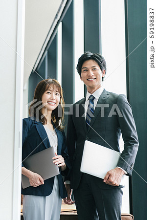 若い男女ビジネスパーソンのポートレート 若い男女ビジネスパーソンのポートレート 69198837