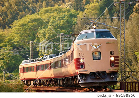 夕陽を浴びる特急にちりん（485系）　日豊本線　中山香～杵築 69198850