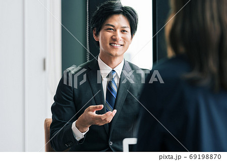商談で顧客と話すビジネスマン 商談で顧客と話すビジネスマン 69198870