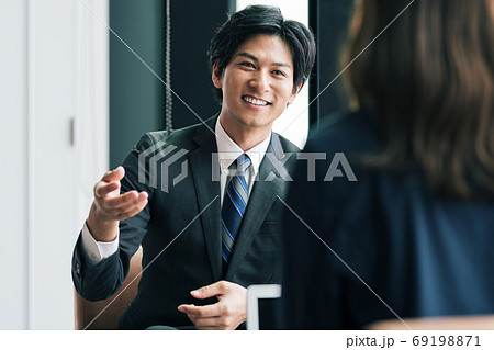 商談で顧客と話すビジネスマン 商談で顧客と話すビジネスマン 69198871