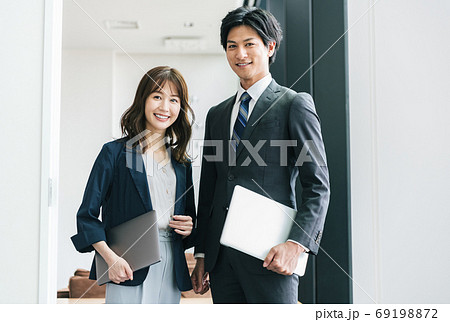 若い男女ビジネスパーソンのポートレート 69198872