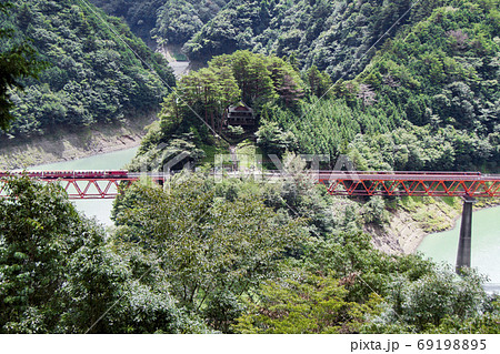 奥大井レインボーブリッジと湖上駅 69198895