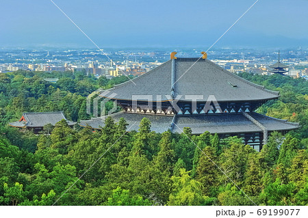 【奈良県】東大寺大仏殿と興福寺五重塔 【奈良県】東大寺大仏殿と興福寺五重塔 69199077