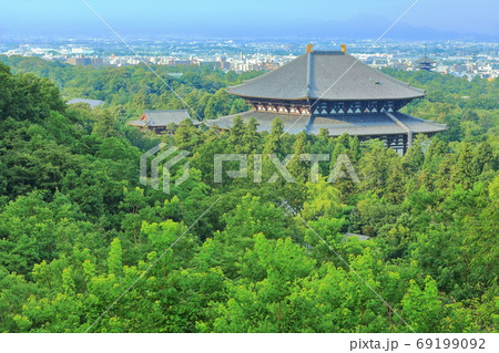 【奈良県】東大寺大仏殿と興福寺五重塔 【奈良県】東大寺大仏殿と興福寺五重塔 69199092