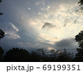 夕焼けと雲と木のシルエット 夕焼けと雲と木のシルエット 69199351