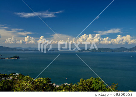 稲毛島、奥に豊島・小豊島・小豆島（香川県高松市庵治竜王山公園より） 69200653