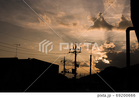 住宅街に広がる夏の夕暮れの空の写真素材