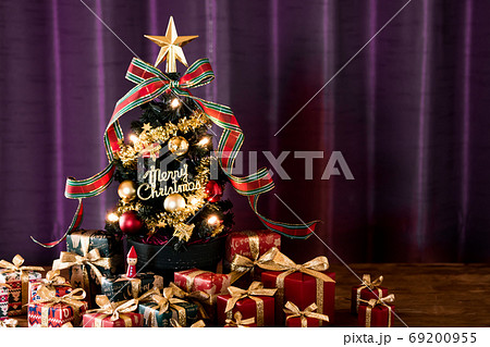 クリスマスツリーとたくさんのクリスマスプレゼント クリスマスツリーとたくさんのクリスマスプレゼント 69200955