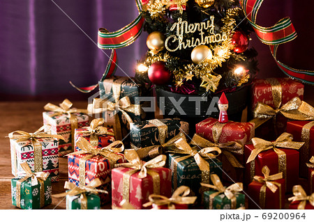 クリスマスツリーとたくさんのクリスマスプレゼント 69200964
