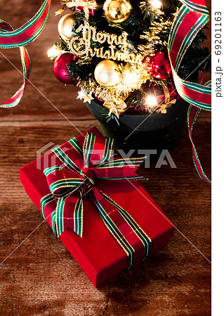 クリスマスツリーと赤いプレゼントボックスの写真素材