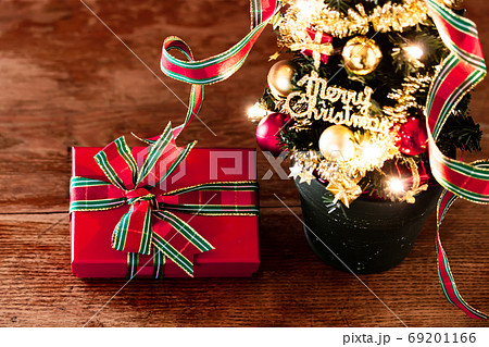 クリスマスツリーと赤いプレゼントボックスの写真素材