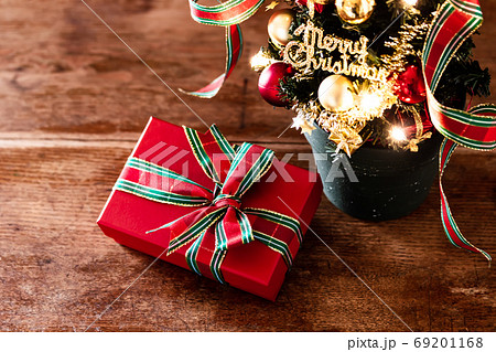 クリスマスツリーと赤いプレゼントボックスの写真素材