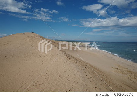 日本の鳥取砂丘の美しい風景 69201670