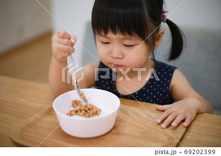 納豆ご飯を食べる女の子 納豆ご飯を食べる女の子 69202399