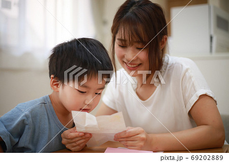 手紙を読む親子 手紙を読む親子 69202889
