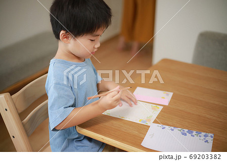 手紙を書く男の子 手紙を書く男の子 69203382