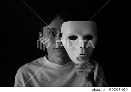 仮面を持つ男性 69203460