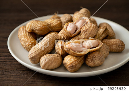 塩茹でした落花生（千葉県産） 69203920