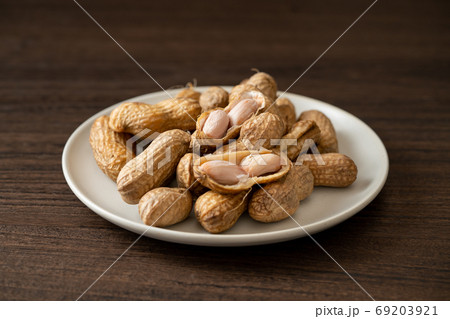 塩茹でした落花生（千葉県産） 69203921