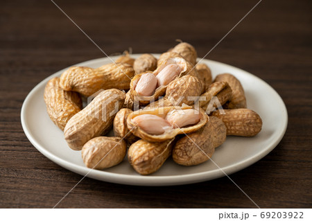 塩茹でした落花生（千葉県産） 69203922