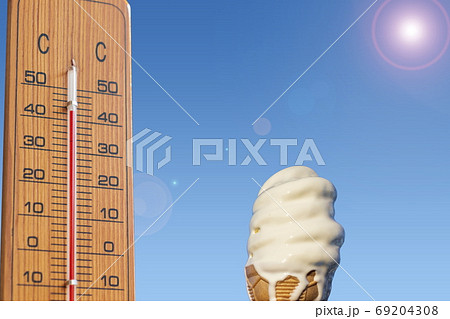 夏のイメージ＿真夏　温度計と溶けかけのソフトクリーム 69204308