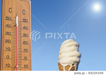 夏のイメージ＿真夏　温度計と溶けかけのソフトクリーム 69204309
