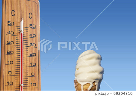 夏のイメージ＿真夏　温度計と溶けかけのソフトクリーム 69204310