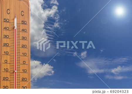 夏のイメージ_酷暑 温度計と太陽と空 夏のイメージ_酷暑 温度計と太陽と空 69204323