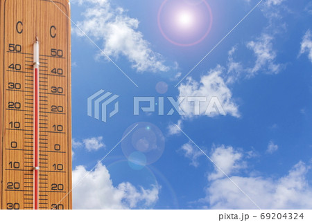 夏のイメージ_酷暑 温度計と太陽と空 夏のイメージ_酷暑 温度計と太陽と空 69204324