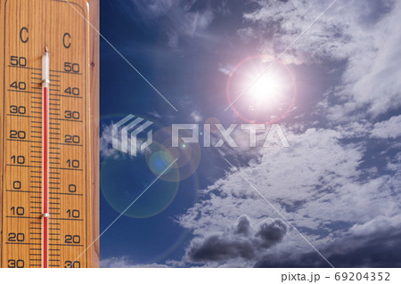 夏のイメージ_酷暑 温度計と太陽と空 夏のイメージ_酷暑 温度計と太陽と空 69204352