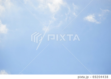 ヒコーキ雲　青空とヒコーキ雲　青空のキャンバス　ヒコーキ雲の風景　 69204438