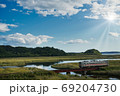 湿原を走る列車 69204730