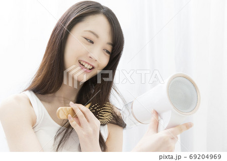 髪を乾かす女性 69204969