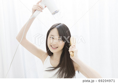 髪を乾かす女性 髪を乾かす女性 69204971