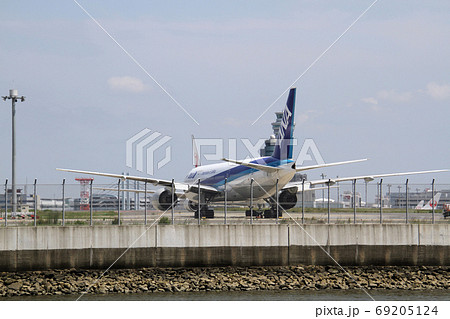 羽田空港の駐機場(エプロン)で待機中の旅客機 羽田空港の駐機場(エプロン)で待機中の旅客機 69205124