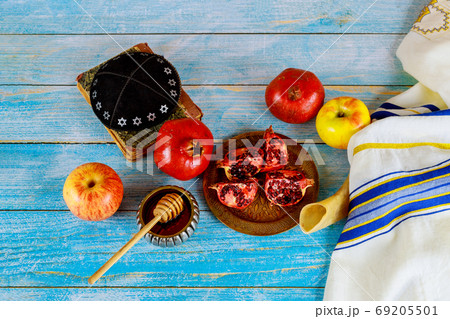 On the table in the synagogue are the symbols of 69205501