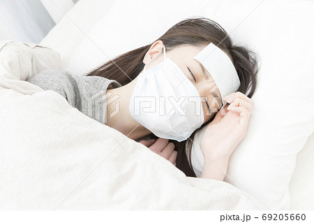 体調不良の女性 69205660