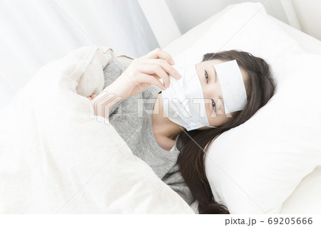 病気の女性 病気の女性 69205666