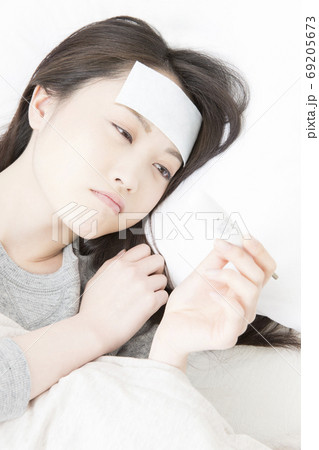 病気の女性 病気の女性 69205673