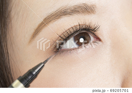 アイラインを引いた目元 69205701