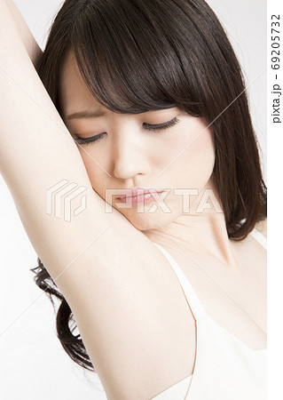脇をチェックする女性 脇をチェックする女性 69205732