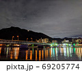 金華山と長良川（水面に移る鵜飼観覧船・岐阜県・岐阜市） 69205774