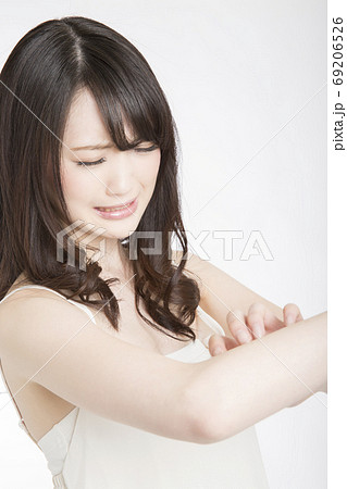 腕が痒い女性 69206526