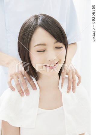マッサージする女性 69206569